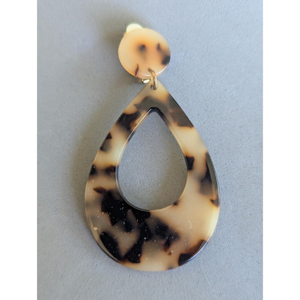 Vintage 1980s Tortoiseshell Lucite Teardrop Dangle Clip On Earrings - Picture 3 of 7